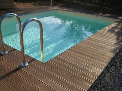 Termojasan - perfektní materiál pro obložení prostoru kolem bazénu.