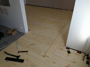 Borovicová podlaha v paneláku