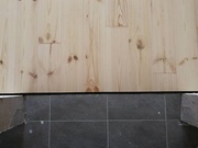 Detail dilatační spáry - přechod dřeva a dlažby